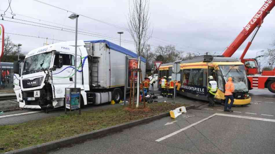 Mehrere Verletzte bei Straßenbahnunfall in Karlsruhe