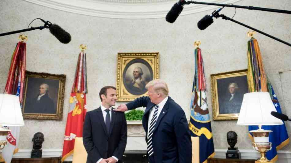 Peinlicher Auftritt: Trump wischt Macron Schuppen vom Anzug