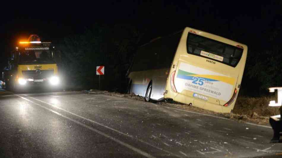 Polizei und Feuerwehr: Ein Toter bei Unfall mit Linienbus in Brandenburg