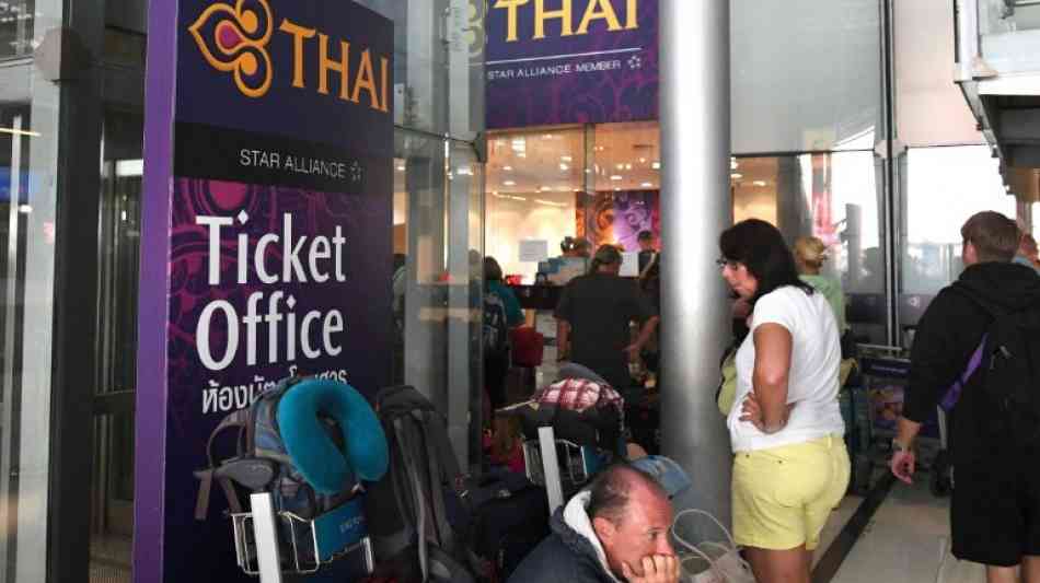 Tausende Urlauber aus Europa sitzen am Flughafen von Bangkok fest