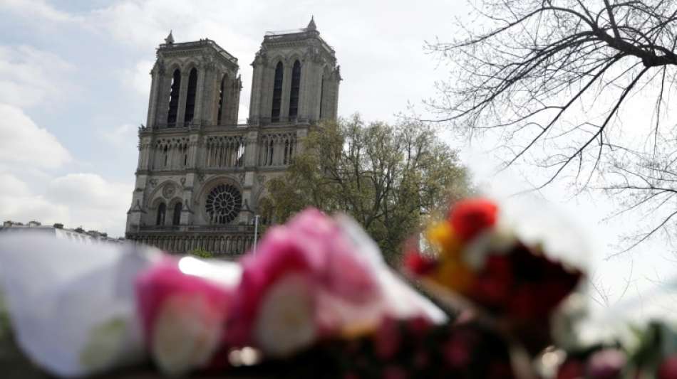 Stadt Paris ehrt Retter von Notre-Dame