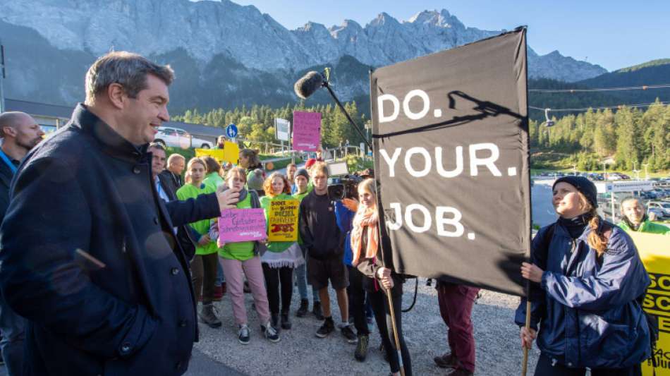 Greenpeace-Aktivisten übergeben Söder Urnen mit Gletscherwasser