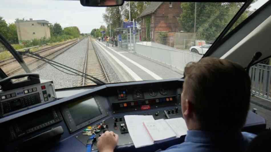 Bahnhofsdurchsagen auf dem Handy und Infos über Aufzüge und Rolltreppen