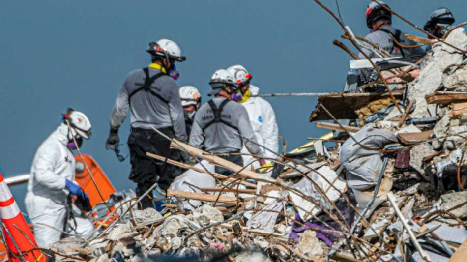 Rettungskräfte setzten Einsatz in eingestürztem Wohnhaus in Florida aus