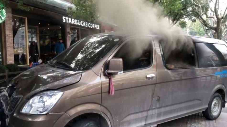 Nanjing Road: Auto rast in Shanghai in Fu