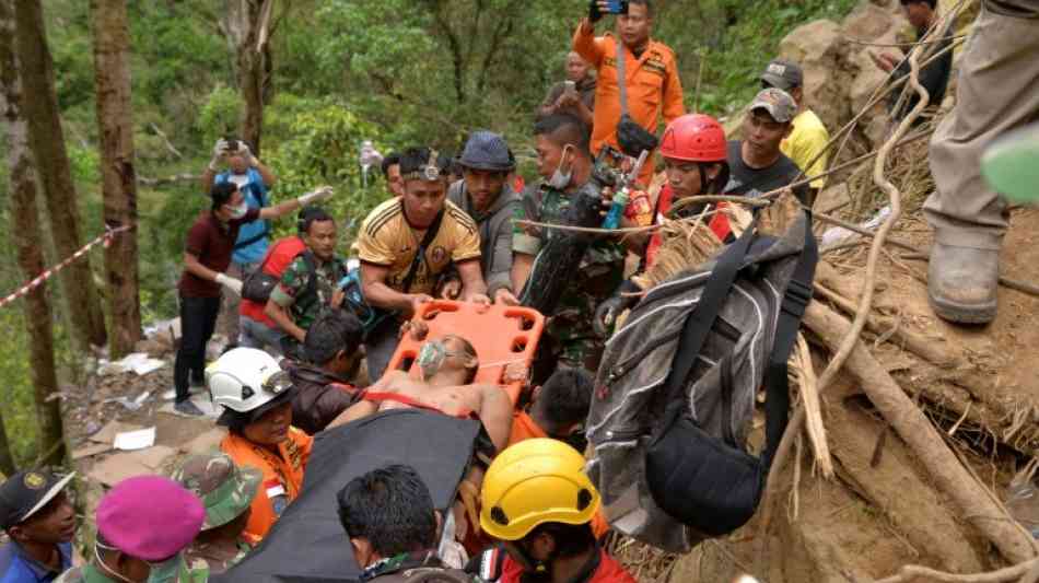 Immer noch bis zu hundert Bergleute in Goldmine in Indonesien eingeschlossen