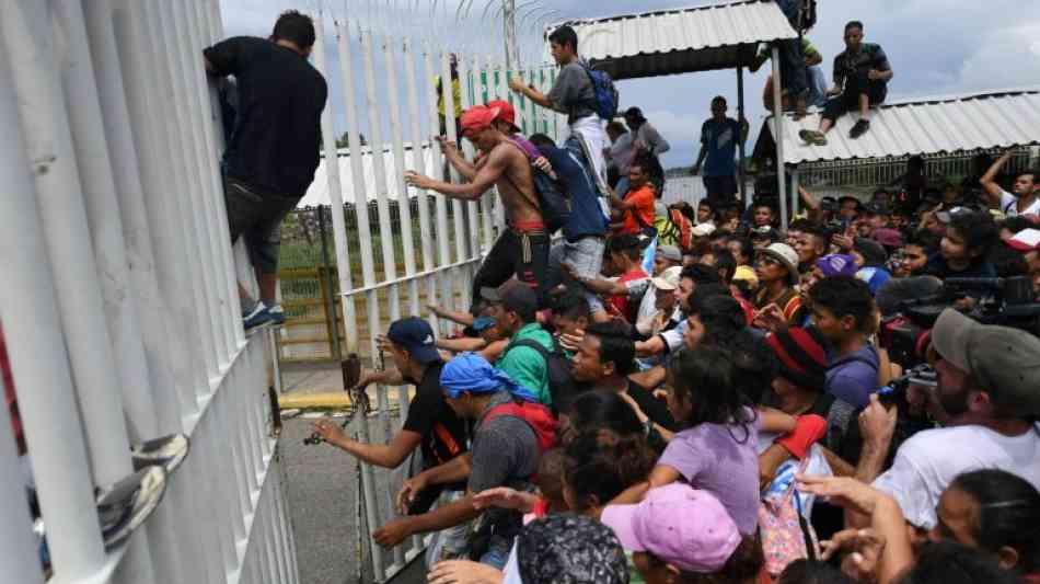 Tausende Migranten durchbrechen Grenze zwischen Guatemala und Mexiko