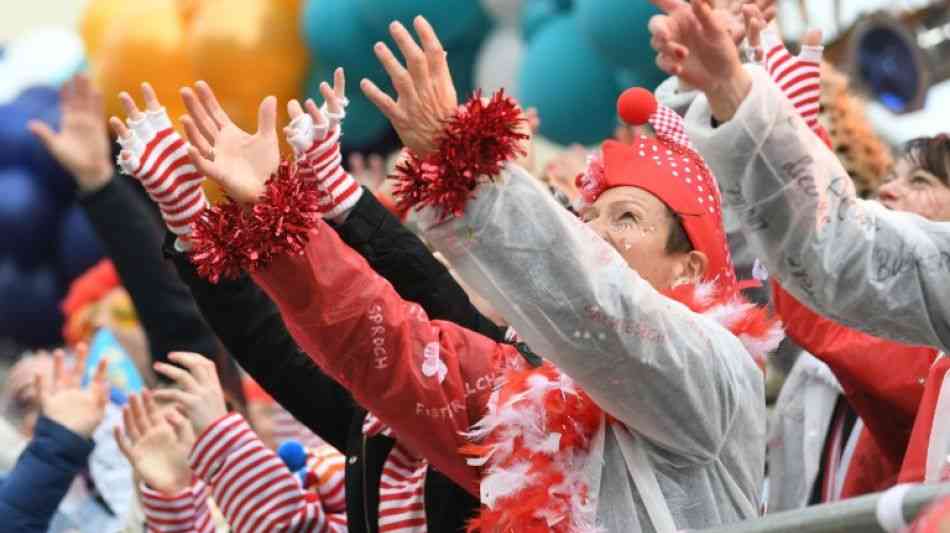 Rosenmontagszüge locken trotz Sturmwarnungen hunderttausende Jecken an