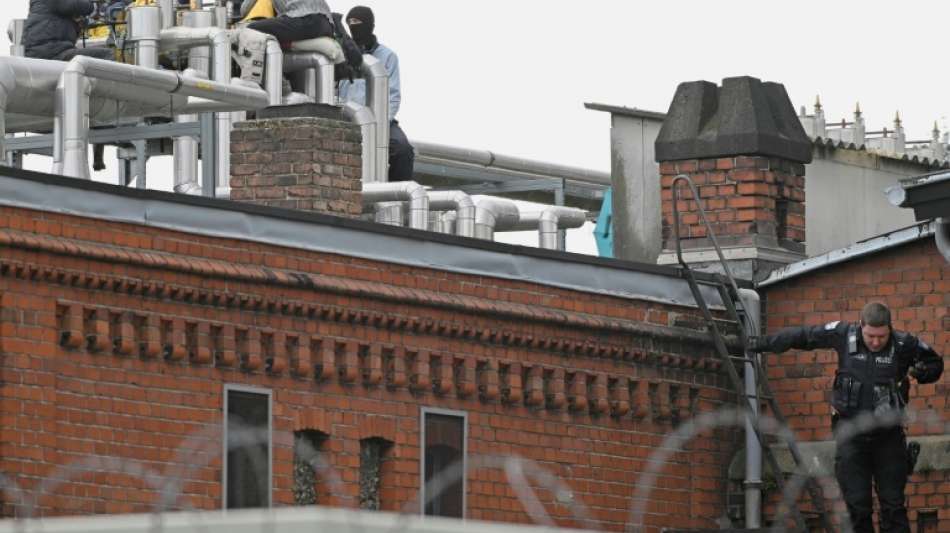 Tierschützer besetzen Schlachthof im Rheinland