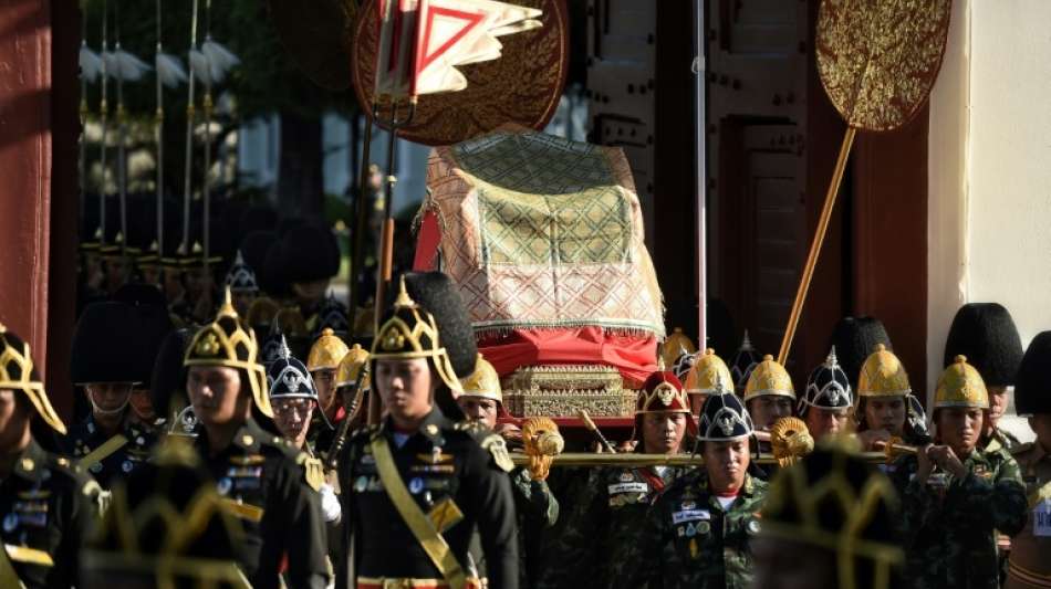 Prunk und Tradition prägen die Generalprobe für die Krönung von Thailands König