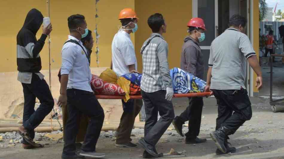 Indonesien bringt nach schwerem Erdbeben hunderte Urlauber in Sicherheit