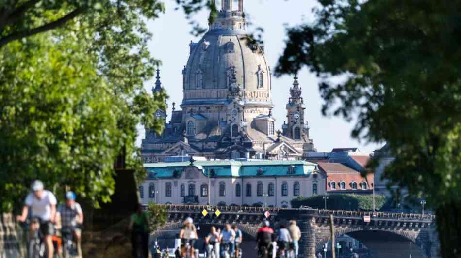 Dresdner Frauenkirche mit riesigem "Bomber Harris"-Schriftzug besprüht