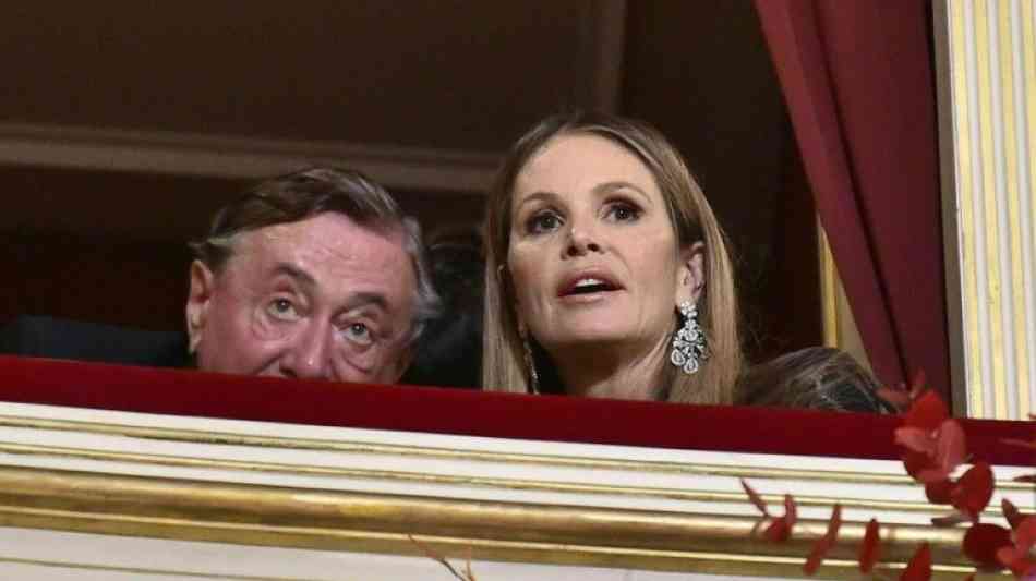 "Mörtel" Lugner zufrieden mit Stargast Elle Macpherson beim Wiener Opernball