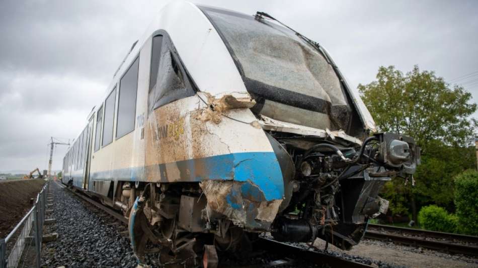 Mehrere Schwerverletzte bei Zusammenstoß von Zug und Lkw nahe Tübingen