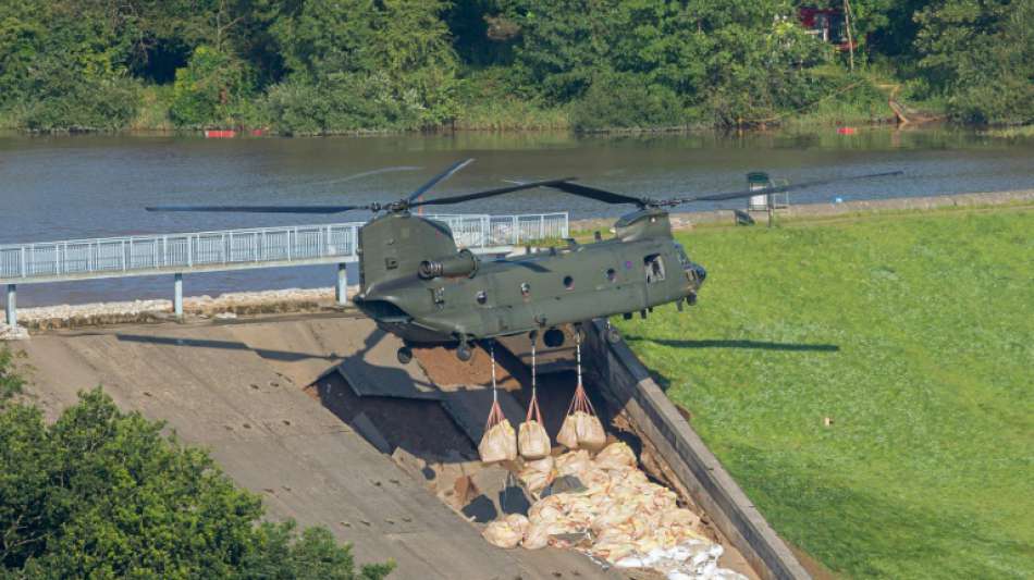 Rettungskräfte kämpfen weiter gegen drohenden Dammbruch in Großbritannien