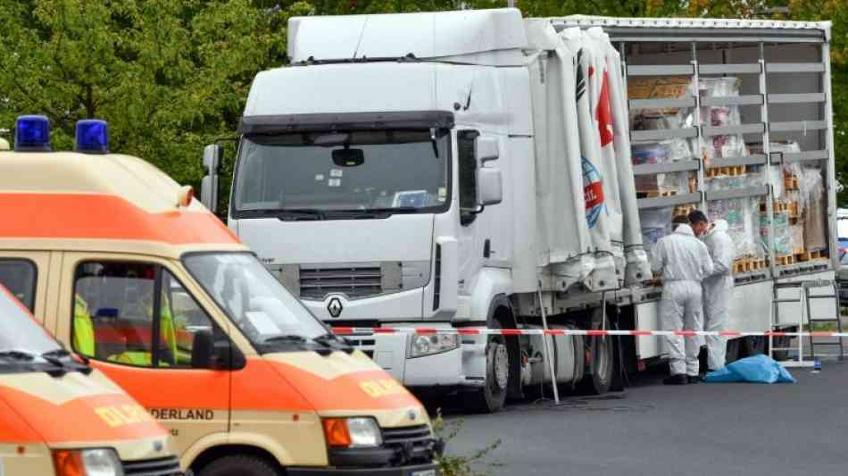 Laster mit 50 im Laderaum versteckten Flüchtlingen in Brandenburg gestoppt