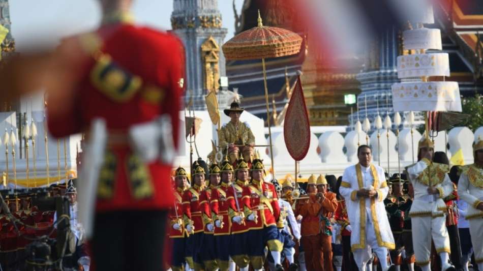 Feierliche Prozession für frisch gekrönten König Rama X. durch Bangkok