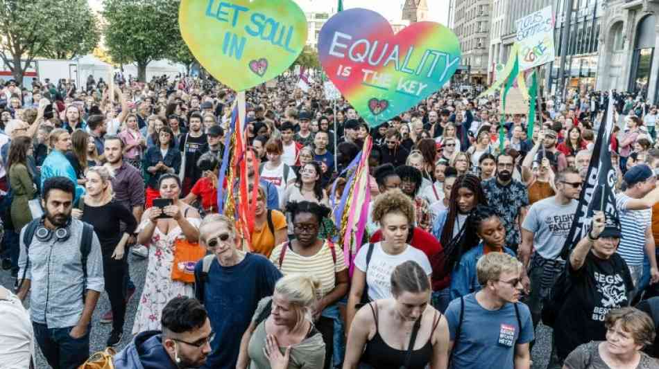 Tausende demonstrieren in Hamburg gegen "Merkel muss weg"-Kundgebung