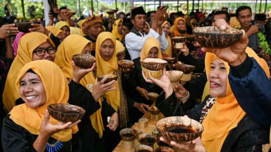 Indonesier zelebrieren besonderes Kaffee-Ritual - 4000 Tassen ausgeschenkt