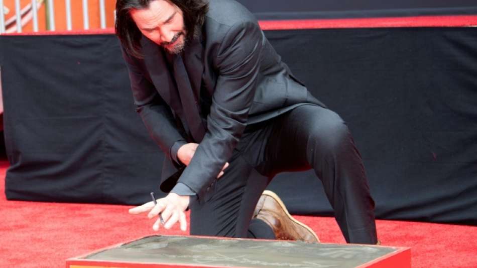 Keanu Reeves verewigt sich mit Hand- und Fußabdrücken auf Hollywood Boulevard