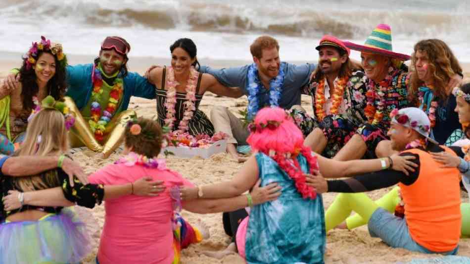 Harry und Meghan schlendern barfuß über Bondi Beach in Sydney