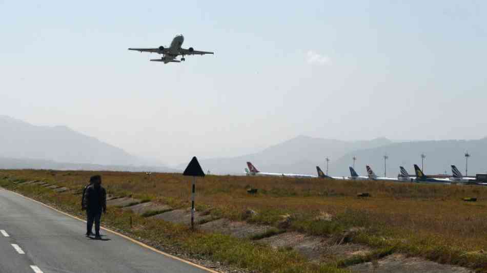 Flugzeug rutscht von der Landebahn - Nepals Flughafen geschlossen