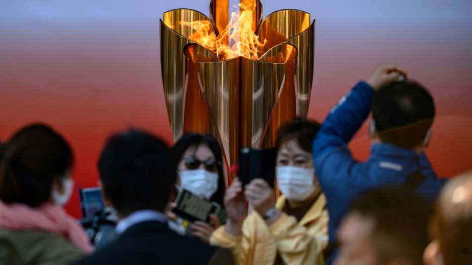 Zehntausende Japaner bewundern trotz Coronavirus-Pandemie Olympisches Feuer 