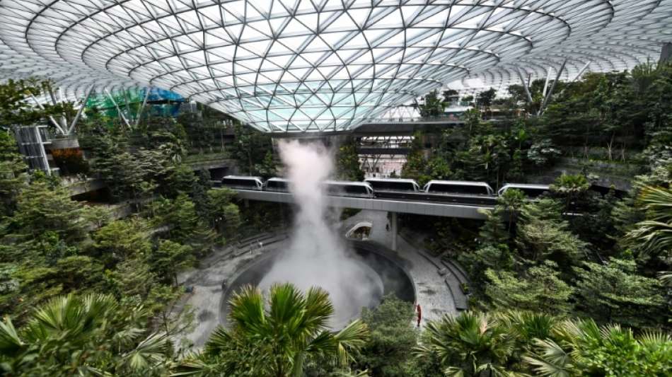 Flughafen in Singapur präsentiert 40 Meter hohen Wasserfall und hängende Gärten