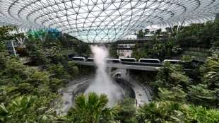 Flughafen in Singapur präsentiert 40 Meter hohen Wasserfall und hängende Gärten