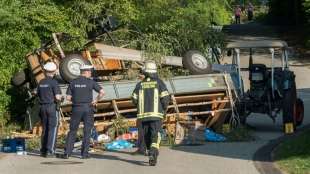 Mindestens 17 Verletzte bei Traktorunfall auf Maibaumtour in Bayern