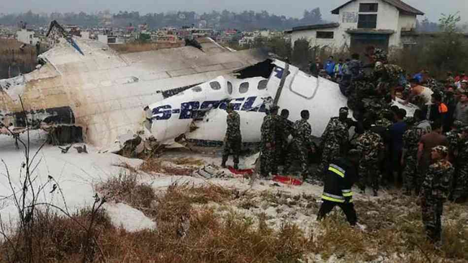 Fast 50 Tote bei Absturz von Passagiermaschine in Nepals Hauptstadt Kathmandu 