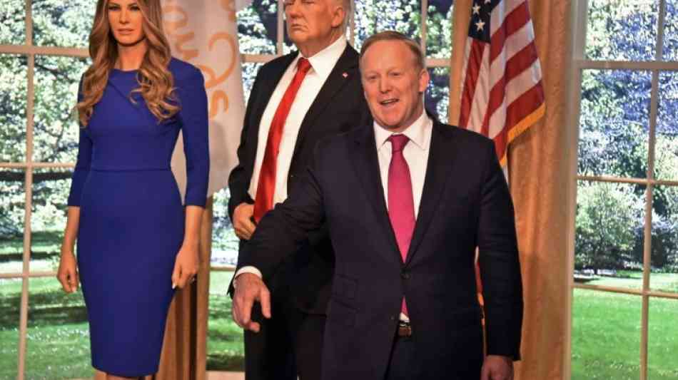 Sean Spicer stellt Wachsfigur Melania Trump vor