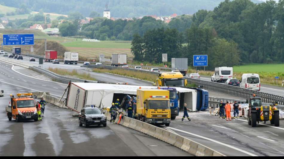 Autobahn 3 nach Unfall von Lastwagen mit Farbe stundenlang gesperrt