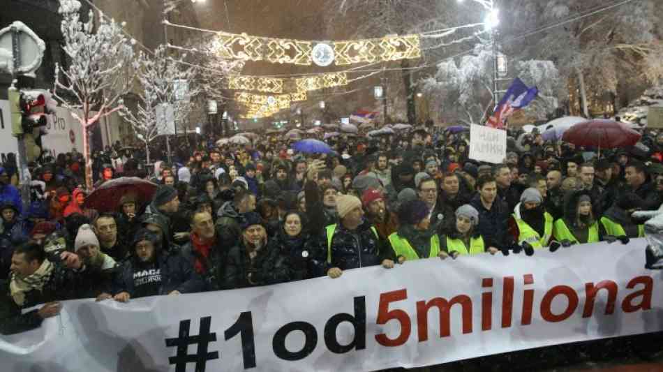 Tausende Serben demonstrieren erneut gegen Präsident Vucic