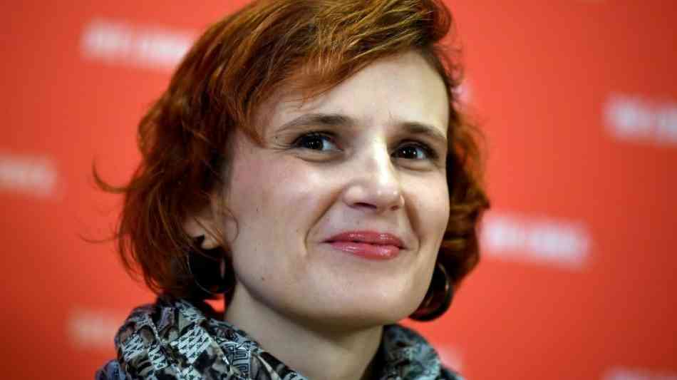 Linken-Vorsitzende Katja Kipping guckt Serien beim Trampolinspringen