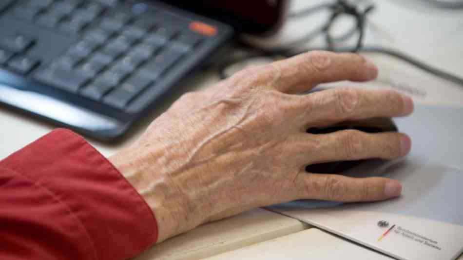 Hälfte der Generation 65 plus surft im Internet