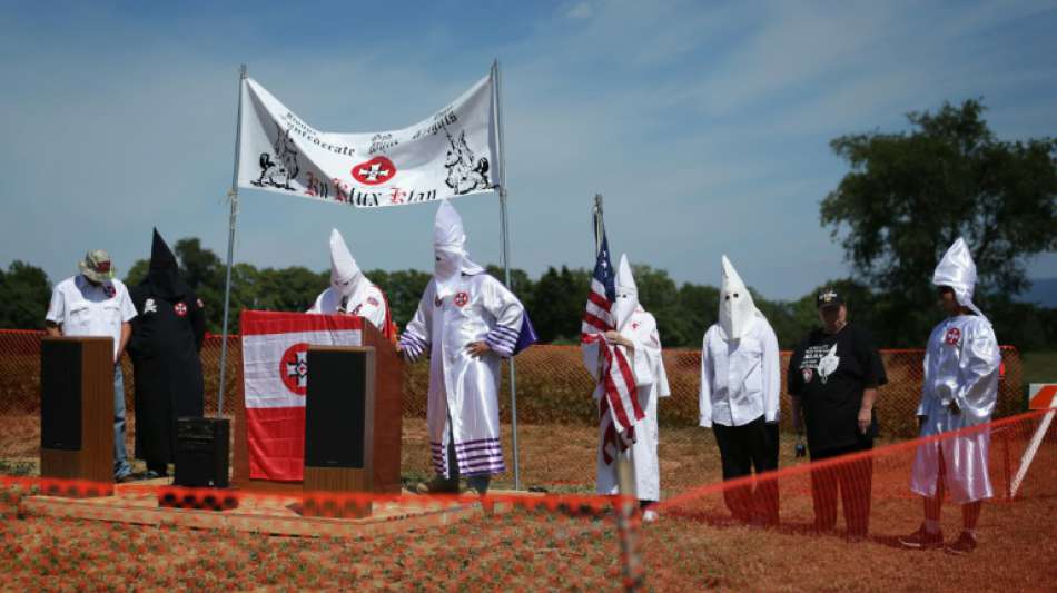 Mann in US-Geschäft trägt Ku-Klux-Klan-Maske als Atemschutz