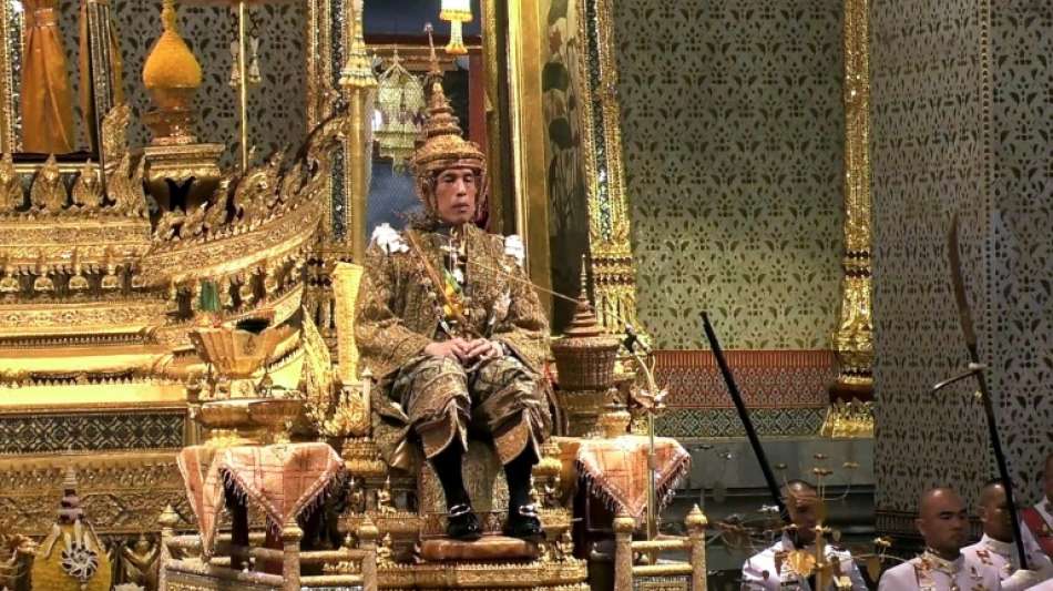 Thailands König Rama X. in prunkvoller Zeremonie gekrönt