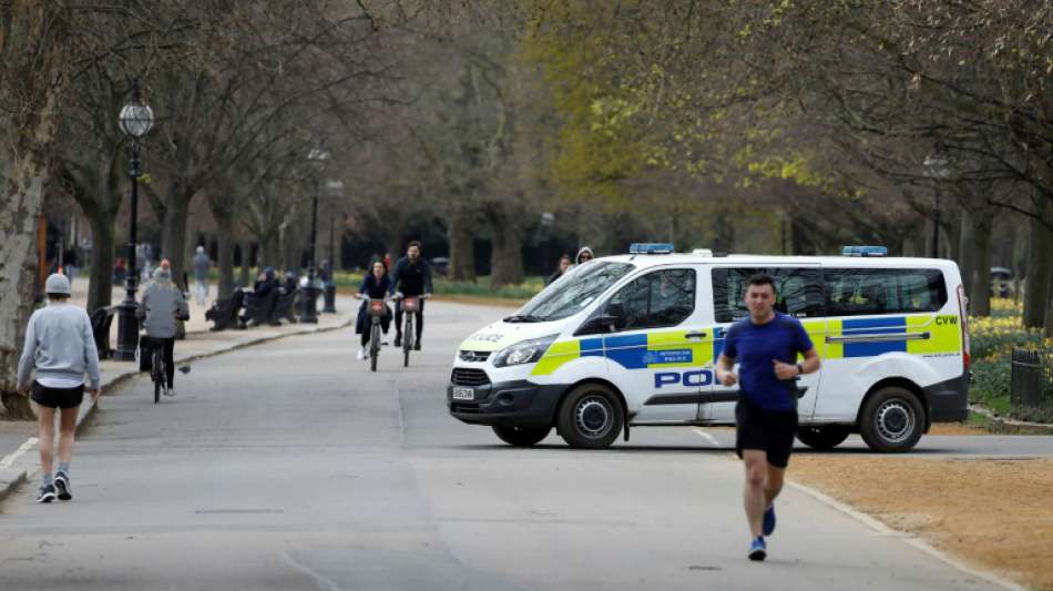 Mann in London wegen Corona-Infektionsdrohung gegen Polizisten verurteilt