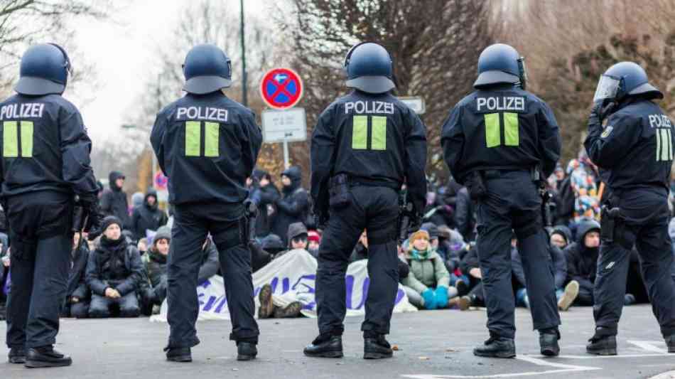 Chaoten verletzten Polizisten bei Demo gegen AfD