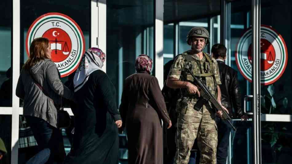 Mehr als 140 türkische Soldaten wegen Schüssen auf Bosporus-Brücke vor Gericht