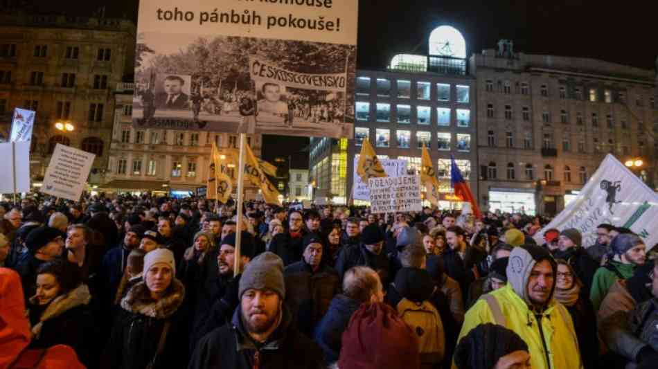 Tausende Tschechen protestieren gegen ehemaligen kommunistischen Polizisten