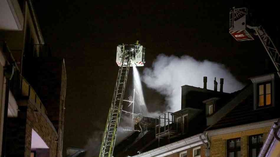 Zwei Tote bei Brand in Mehrfamilienhaus in Köln