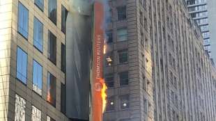 Werbetafel am New Yorker Times Square fängt Feuer