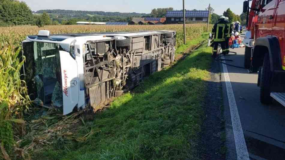 Eine Tote und mehr als 20 Verletzte bei Busunfall in Nordrhein-Westfalen