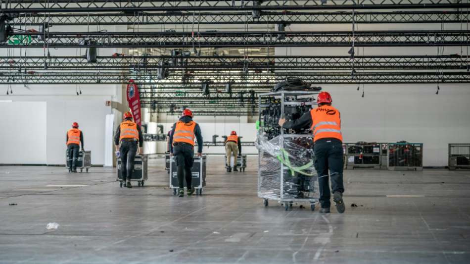 Umbau von Berliner Messehalle zu Corona-Klinik begonnen