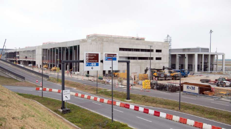 Richtfest für Terminal 2 in Berliner Flughafen BER