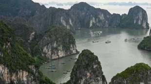 Touristen können Vietnams Halong-Bucht jetzt auch aus der Luft bewundern