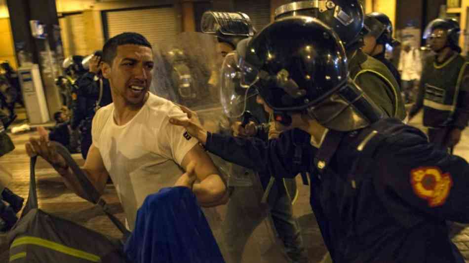 Sicherheitskräfte in Marokko gehen mit Wasserwerfern gegen Demonstranten vor