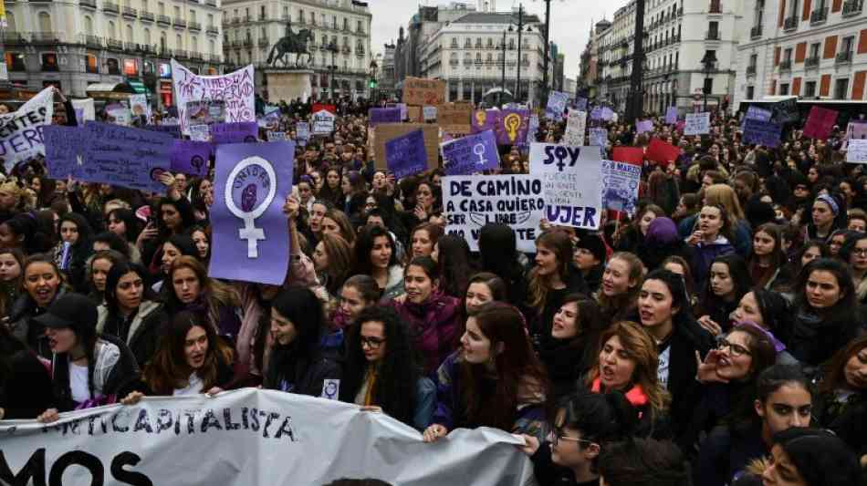 Madrid: Spaniens Frauen streiken am Weltfrauentag f